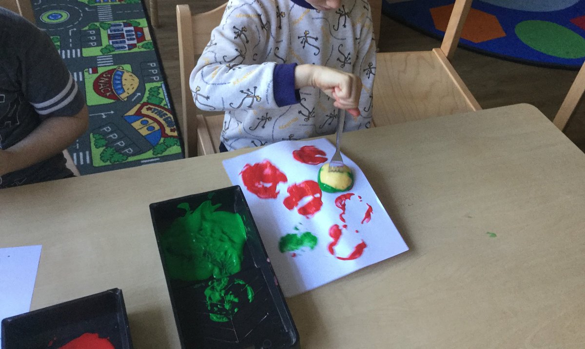 HeritageSEND's tweet photo. Using natural objects to print and make patterns #art #naturalthinkers #outdoorfun #natural #nature https://t.co/fCjYpudfnz