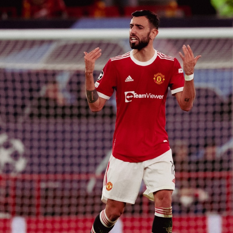 ManUtd's tweet photo. Bruno on Atalanta, Ronaldo x Cavani and Ballon d'or 💫

Download our app to read the latest interview with Bruno Fernandes  🔴 📲