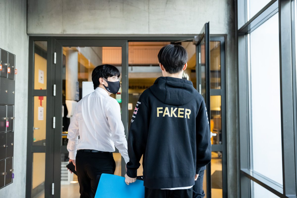 lolesports's tweet photo. A wholesome backstage moment between Faker and kkOma after their #Worlds2021 Semifinal https://t.co/Hr4jI2ll1U