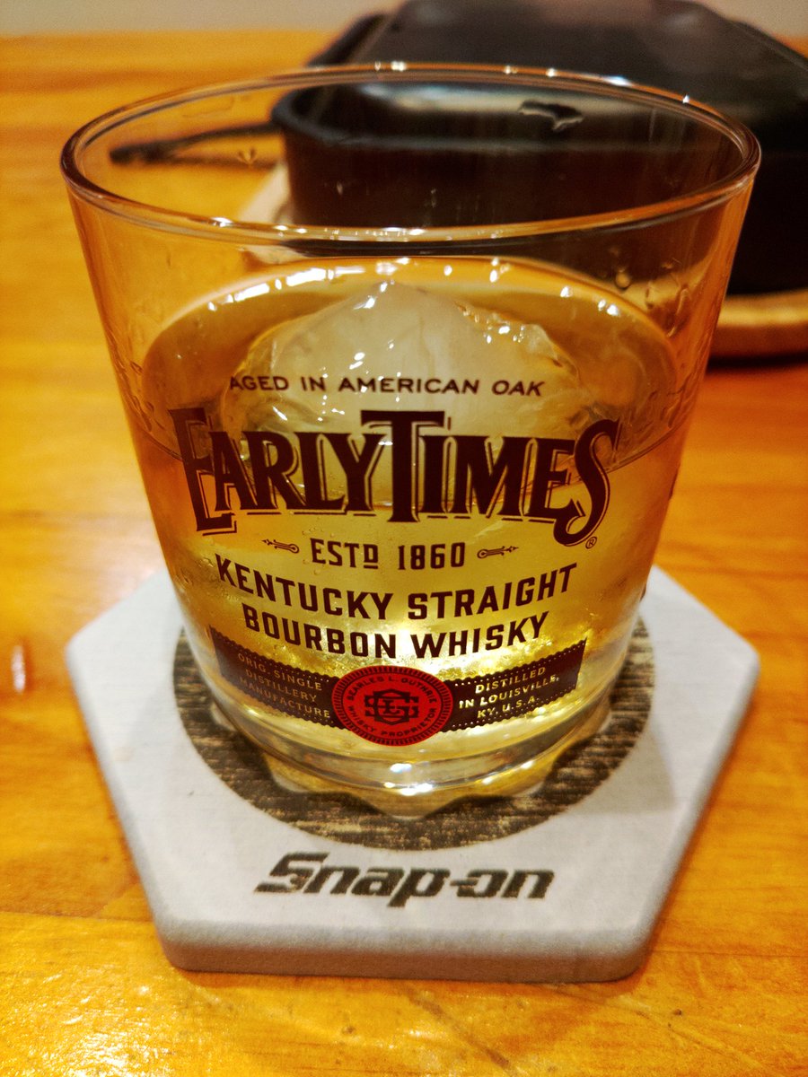 hirotaka_fuzita's tweet photo. お疲れ様です‼️

明日休みなので今夜は少し多めに飲みます
EarlyTimeS ロックで
ツマミは チョコとさけチーかな。
#ロックグラス #EarlyTime 
#bourbon
#ウイスキー https://t.co/PhCShzhaEf
