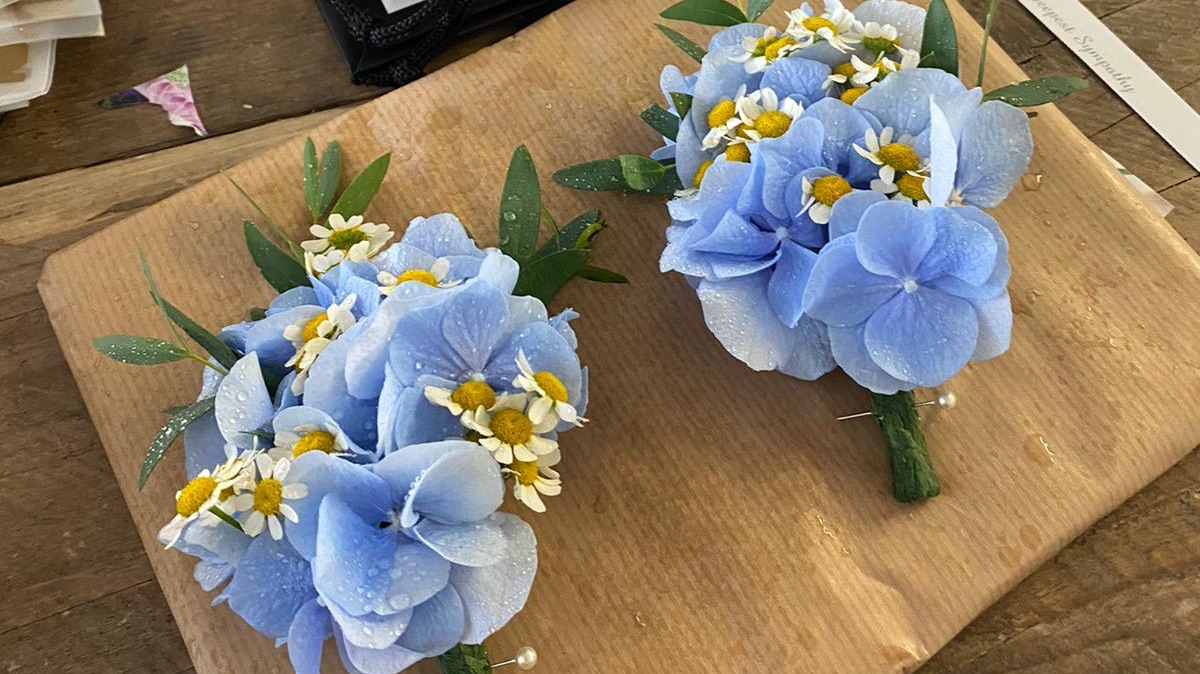 Corsages made with Hydrangeas and daisies. Such a beautiful colour combination.
#weddingflowerdesign #corsages #hydrangeas #daisies🌼