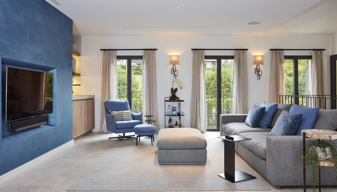 #TuesdayMotivation
This Living area contains a generous arrangement of the Groundpiece sofa paired with a Boss armchair and Feel Good footstool.
#flexform 
⠀⠀⠀⠀⠀⠀⠀⠀⠀
MALLORCA, PRIVATE HOME
Credits Designed by Woulfe