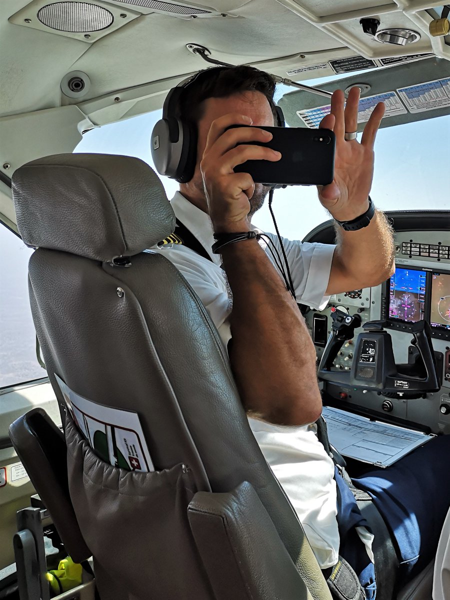 MafChad's tweet photo. Even in mid-air, there's always time for:
- taking photos
- taking tea
Même en plein vol, on a toujours le temps de :
- prendre des photos
- prendre le thé https://t.co/DePmakIgYY