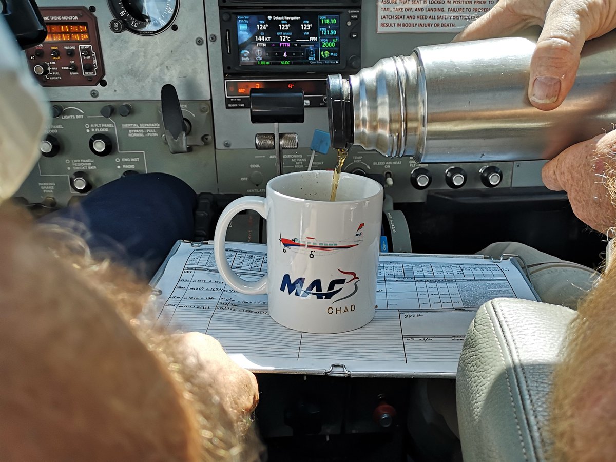 MafChad's tweet photo. Even in mid-air, there's always time for:
- taking photos
- taking tea
Même en plein vol, on a toujours le temps de :
- prendre des photos
- prendre le thé https://t.co/DePmakIgYY