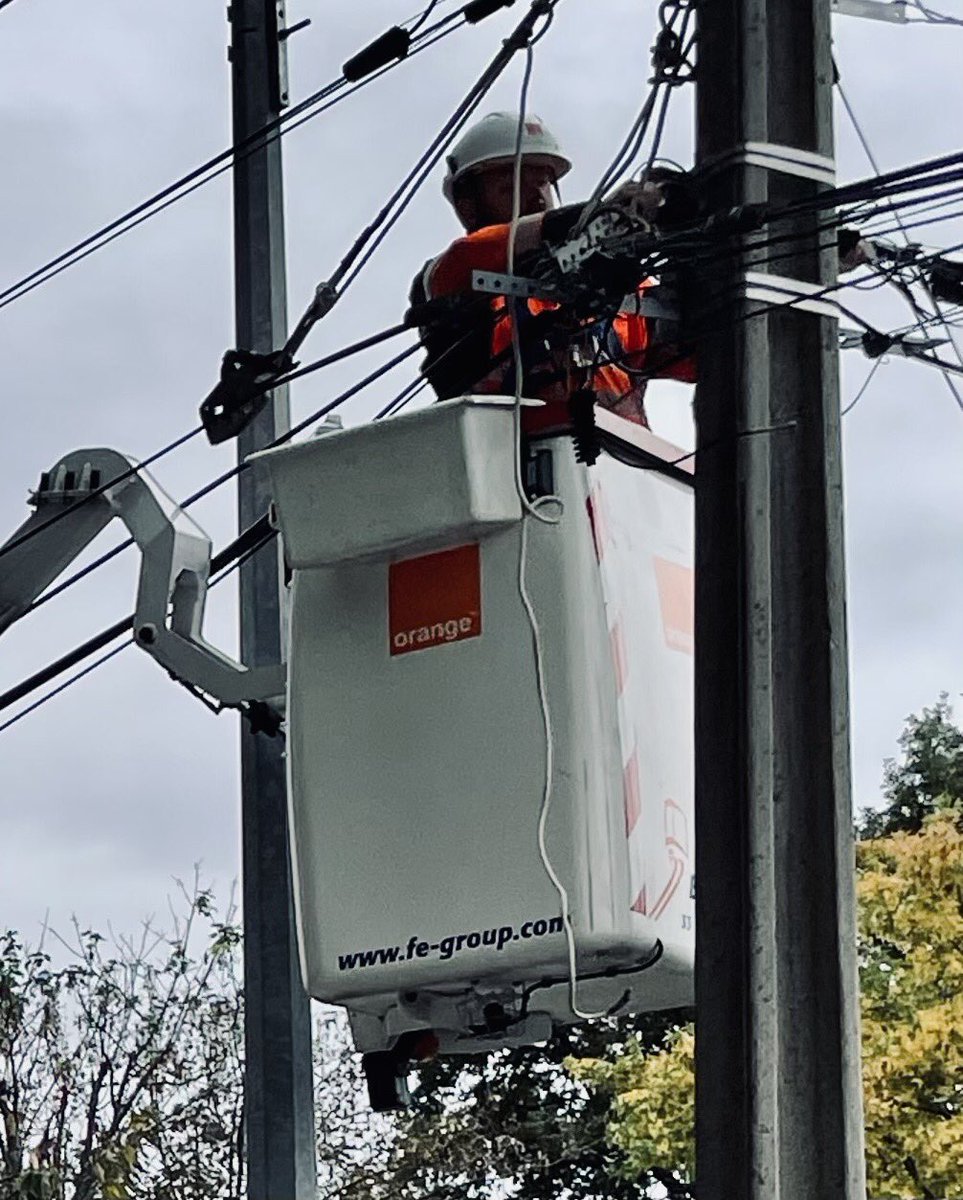 Freesh33's tweet photo. Vous ne le voyez peut-être pas mais nos équipes techniques boucle locale à l’#UISO d’@OrangeNvAquit font également face à des dégâts causés par un tiers. Ici intervention à Bruges (33) suite à l’arrachement d’un câble par un camion. Bravo pour leur réactivité 👏👏 #Fierté https://t.co/L0TZPYJa4I