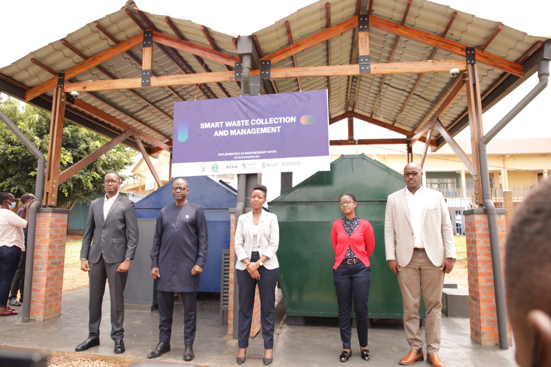 CityofKigali's tweet photo. Umujyi wa Kigali washyikirijwe uburyo bwo gucunga imyanda hakoreshenjwe ikorabuhanga na @rwandaict ku bufatanye na @RealSmartAfrica kugira ngo ukomeze ukurikirane ibikorwa by'uyu mushinga ukiri mu igerageza (Pilot phase). https://t.co/sVQeys7p50