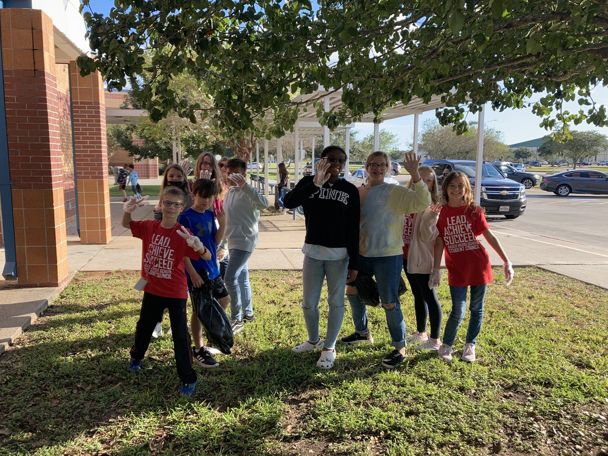 CarolynRoss22's tweet photo. 21-22 Rasco Student Council leading the way with a school yard clean-up @GradyRasco to make Rasco a better place!#BISDbacktobetter #studentleaders @TASC_StuCo #BISDPride @BrazosportISD https://t.co/FChsIyk1gl