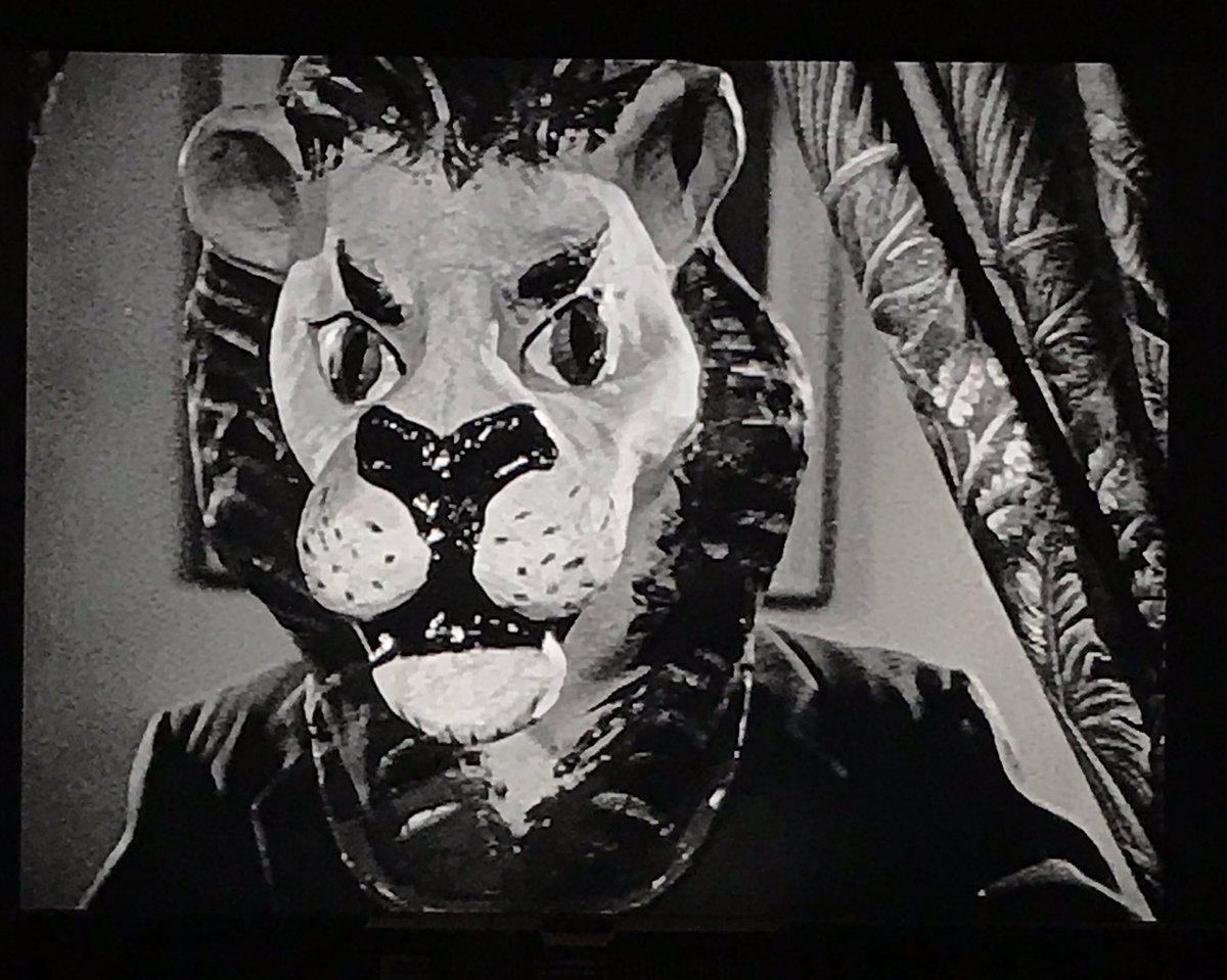 FilmFan1971's tweet photo. Not the opening shot I was expecting. #Noirvember #WhenStrangersMarry https://t.co/IgAkVemn7N