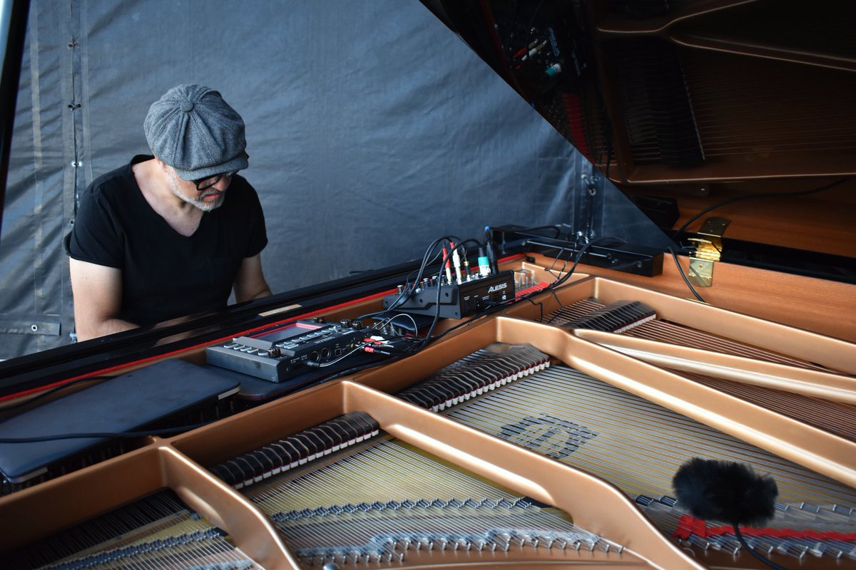 ndfundacion's tweet photo. 🟡 Fotos del último evento del #1FTM
🎹 @JulioTejera, productor, pianista, compositor y arreglista.
📼 "Nosferatu" de F. W. Murnau.
📲 Link para visualizar el evento :
https://t.co/U9Hiv4usv0 https://t.co/xrCAJ1RGbn