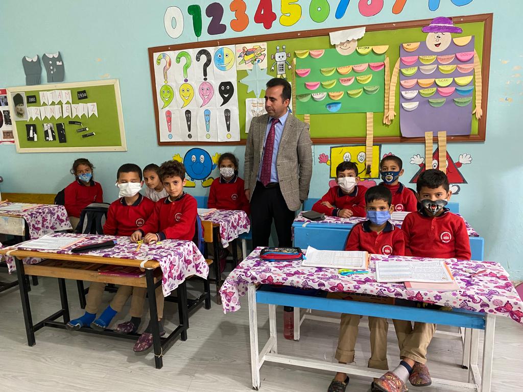 MemHarran's tweet photo. Okul ziyaretlerimiz hız kesmeden devam ediyor.
İlçe Milli Eğitim Müdürümüz Sayın Mehmet Asutay bugün Sıralı, Savacık, Şibliye, Eski Harran, Yardımlı okullarındaki öğrenci ve öğretmenleri ziyaret etti. Okullarda yapılan çalışmaları, ihtiyaçları, eksikleri dinledi. https://t.co/q0eDGt9CYj
