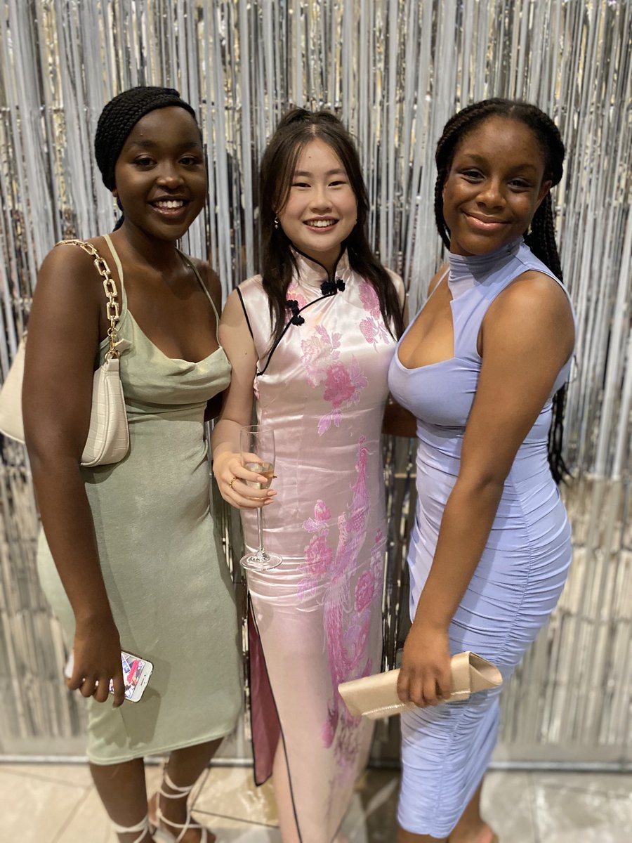 Kelvinside1878's tweet photo. Pupils were so excited to be able to attend the annual S6 Dinner this year on Friday. Photos from the evening can be viewed on Flickr. #smilingfaces #KAS6 #friendship https://t.co/HWf5irEF8d https://t.co/6y1aJuuKxf