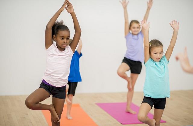 Freedom's children. Йога для детей. Йога для детей 10 лет. Детская йога фото. Покажи восточную гимнастику для детей.