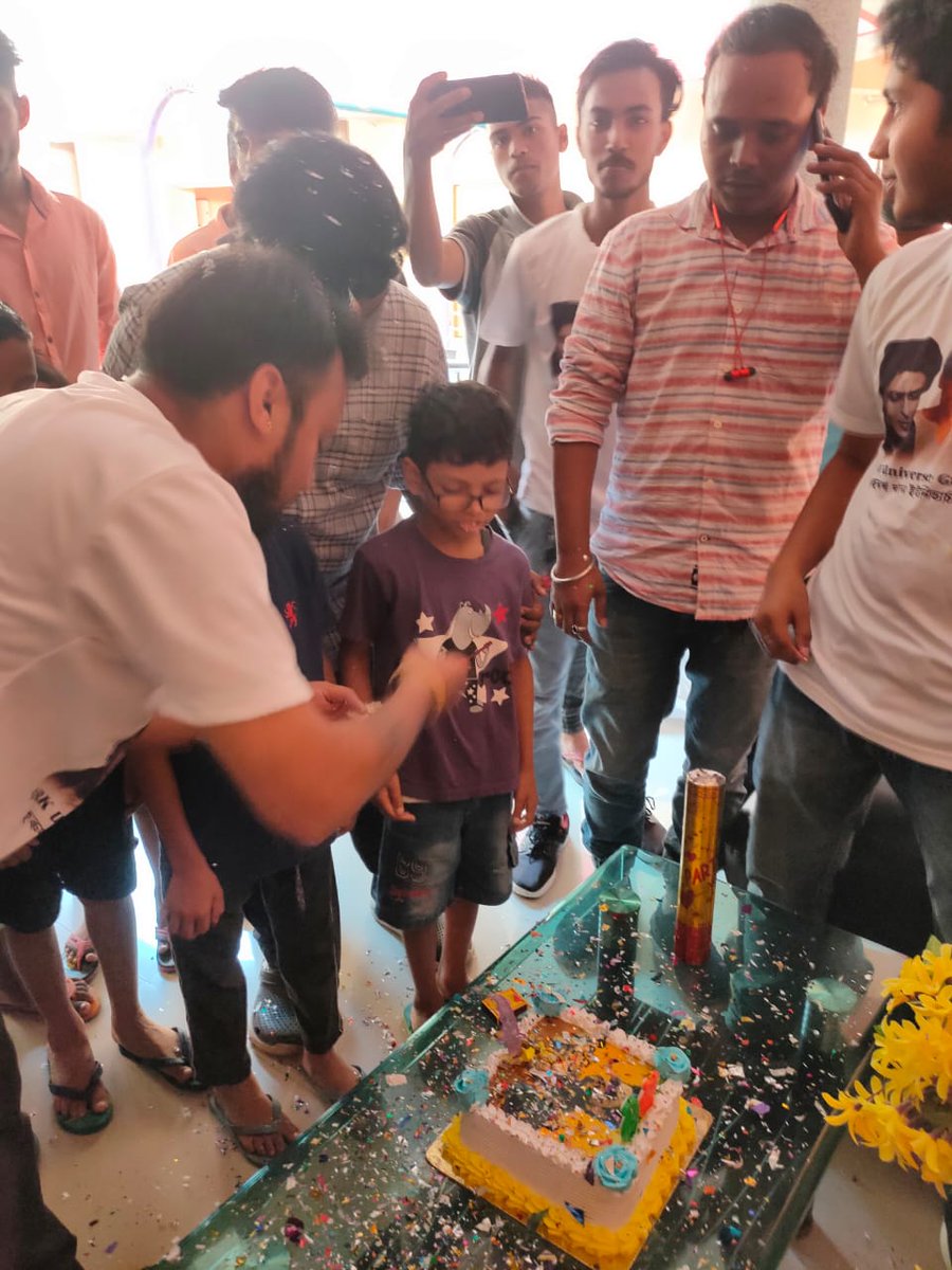 SRKUniverse's tweet photo. SRK FANs from Guwahati did cake cutting and distributed food and study material at a Child Home to mark King Khan's Birthday! ❤️ @iamsrk
#HappyBirthdaySRK https://t.co/BLVZsVDBfD