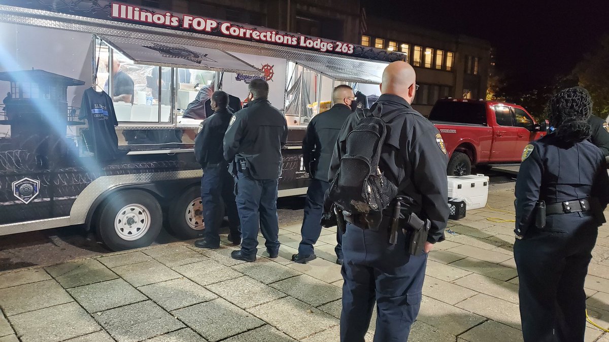 WHAS11Hasch's tweet image. "No one has ever done this for us before." LMDC staff treated to free breakfast, lunch and dinner today thanks to FOPs out of Chicago/ Illinois and NYC. @WHAS11 #wakeup11