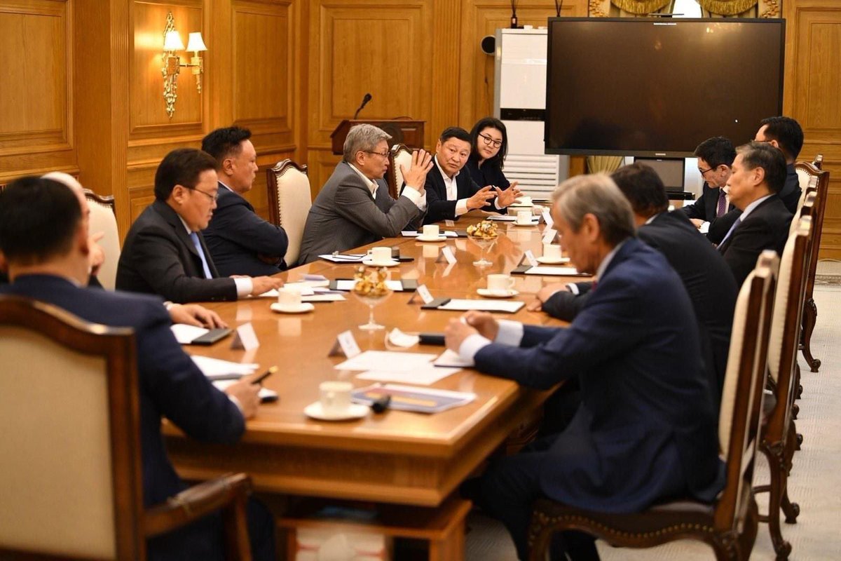 ЕС-ын экс ЕС-уудыг хүлээж авах уулзалтанд Ц.Нямдорж ЗГХЭГ-аас төлөөлж орж байгаа цагт хэзээ ч нээлттэй уулзалт болж чадаагүй байх тийм үү❓