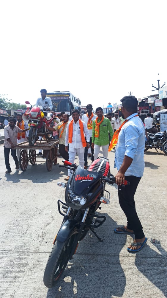 chothe_vinayak's tweet photo. 'इंधन दरवाढ विरोधी अंदोलन'आज अंबड शहरात युवासेनेतर्फे करत सायकल रॅली काढत तहसीलला केंद्रच्या वारंवार पेट्रोल डिसेल दरवाढीने सामान्याचे होत असलेल्या हाला विषयी निवेदन सादर करत मोदी विरोधी जोरदार घोषणाबाजी केली.
#PetrolDieselPriceHike #YuvaSenaProtest 
@AUThackeray @SardesaiVarun https://t.co/Cd8wiftX4P