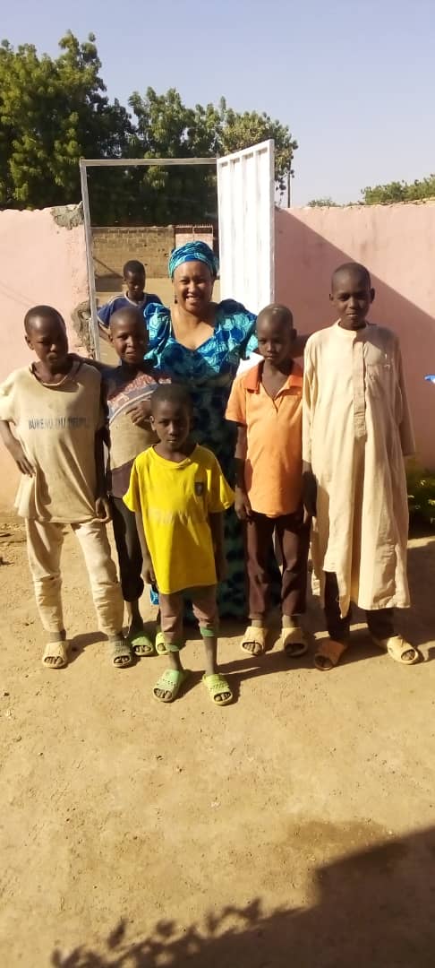 AfroTeq's tweet photo. AFROTEQ COMMUNITY ; Interaction avec les enfants mendiants de Kousseri au Nord DU Cameroun
Afroteq Community a eu l'idée d'enquêter sur les raisons pour lesquelles il y a plusieurs jeunes (tranche d'âge 09-15) mendiants dans la ville de Kousseri, a organisé 
1/ https://t.co/SYlvbM17Vy