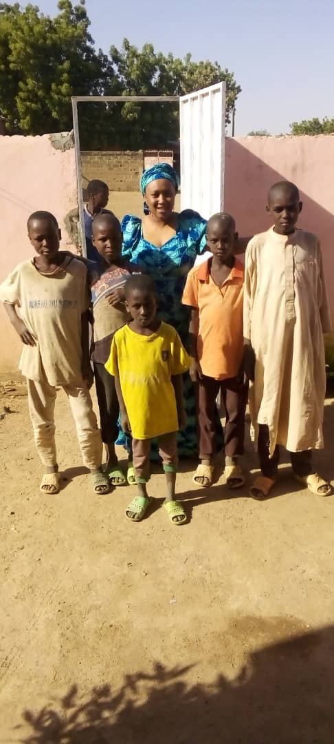 AfroTeq's tweet photo. AFROTEQ COMMUNITY ; Interaction avec les enfants mendiants de Kousseri au Nord DU Cameroun
Afroteq Community a eu l'idée d'enquêter sur les raisons pour lesquelles il y a plusieurs jeunes (tranche d'âge 09-15) mendiants dans la ville de Kousseri, a organisé 
1/ https://t.co/SYlvbM17Vy