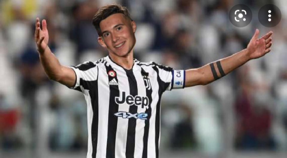 AlexCCrowder1's tweet photo. Anyone remember when I had trials at juve? Ye neither do I. https://t.co/sbmulFudpB