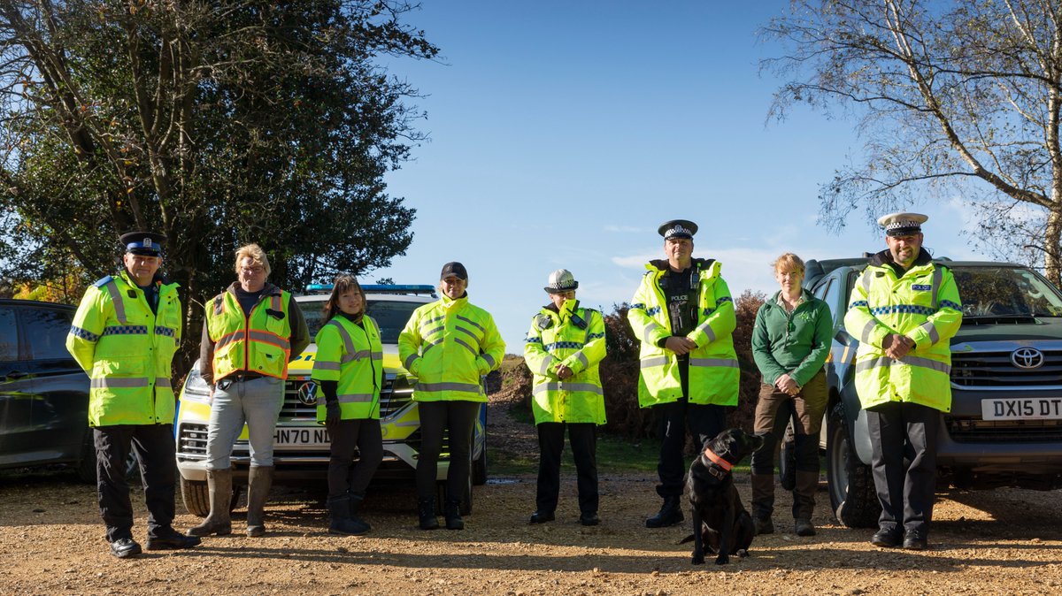EngNewForest's tweet photo. A team from @HantsPolRoads &amp; Forest groups were out yesterday educating drivers &amp; enforcing speeding restrictions on Forest roads. Please #BePreparedToStop for animals on or close to the road. 🙏🐎
@ForestryEngland@NewForestNPA #NewForestRoadAwareness @RealNewForest @newforestdc https://t.co/7CgNAnYUEG