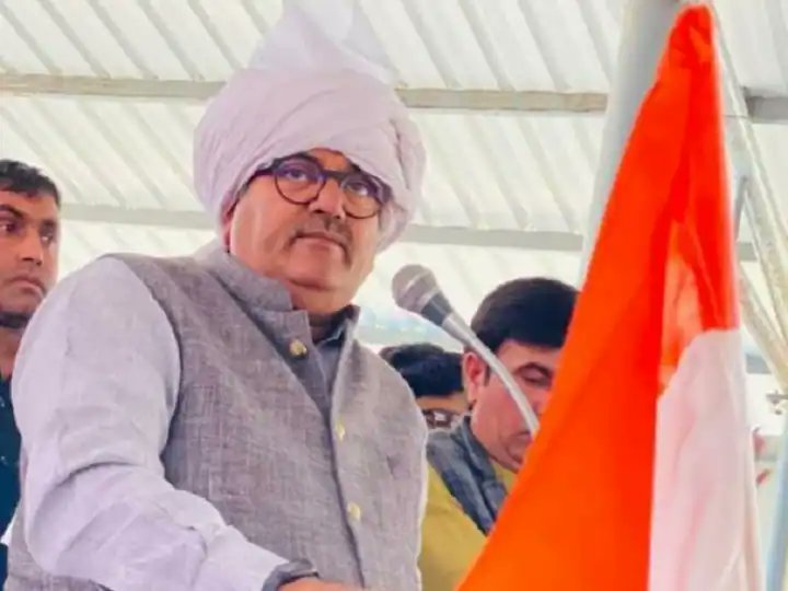 jmdnewsflash's tweet photo. अभय चौटाला जीत के बाद विरोधियों पर बरसे, किसानों के समर्थन की बात दोहराई
अभय चौटाला ने बीजेपी, जेजेपी और कांग्रेस पर साथ मिलकर चुनाव लड़ने का आरोप लगाया. अभय ने कहा कि वह किसानों के लिए दोबारा इस्तीफा देने को तैयार हैं. @abhaychautalaji #Winner #formersupport #RepeatedHisWords https://t.co/qnIEdlX6Pq