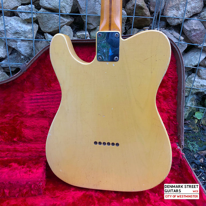 **** FROM THE BLACKGUARD BOOK ****
1952 Fender Esquire featured in the Nacho Banos publication 'THE BLACKGUARD BOOK'. 
#Fender #FenderEsquire #FenderBlackguard #FenderTelecaster #FenderGuitars #VintageGuitar #CleanTone #GearNerds #VintageFender