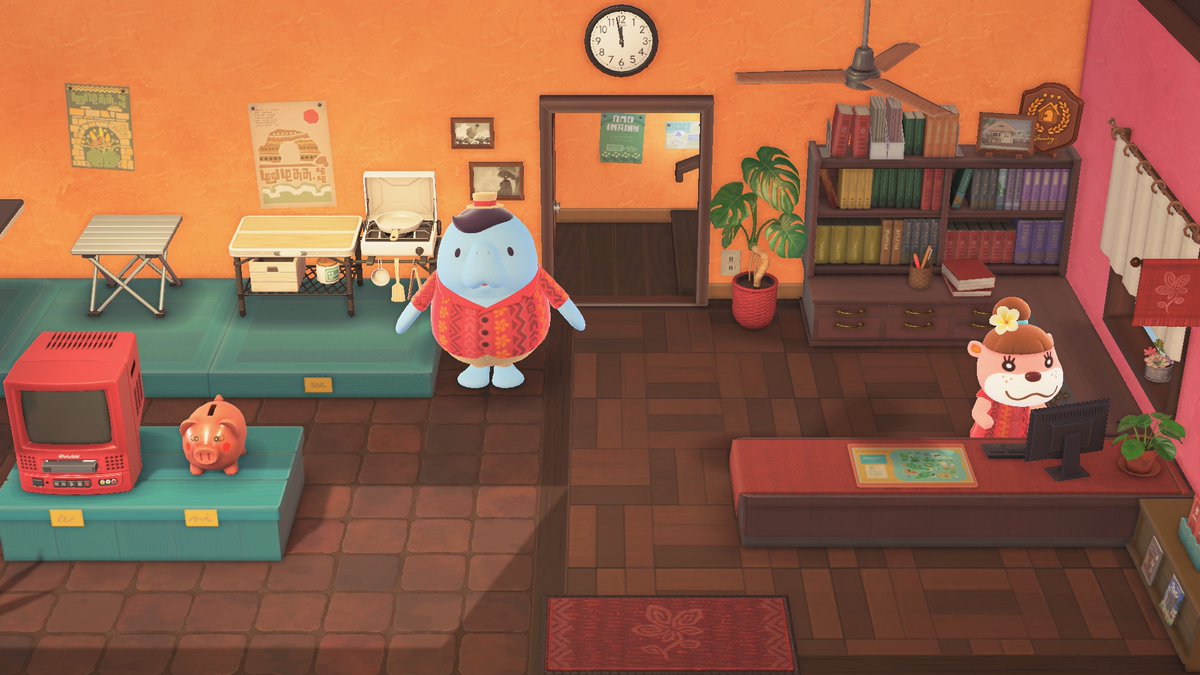 [Lou] Bonjour ! Aujourd'hui, j'aimerais vous présenter les bureaux des Villas de Lou. Au rez-de-chaussée, vous trouverez la réception et la boutique, et il y a une terrasse dehors pour recevoir les clients. J'espère que le paysage inspirera de nombreux rêves de villas !