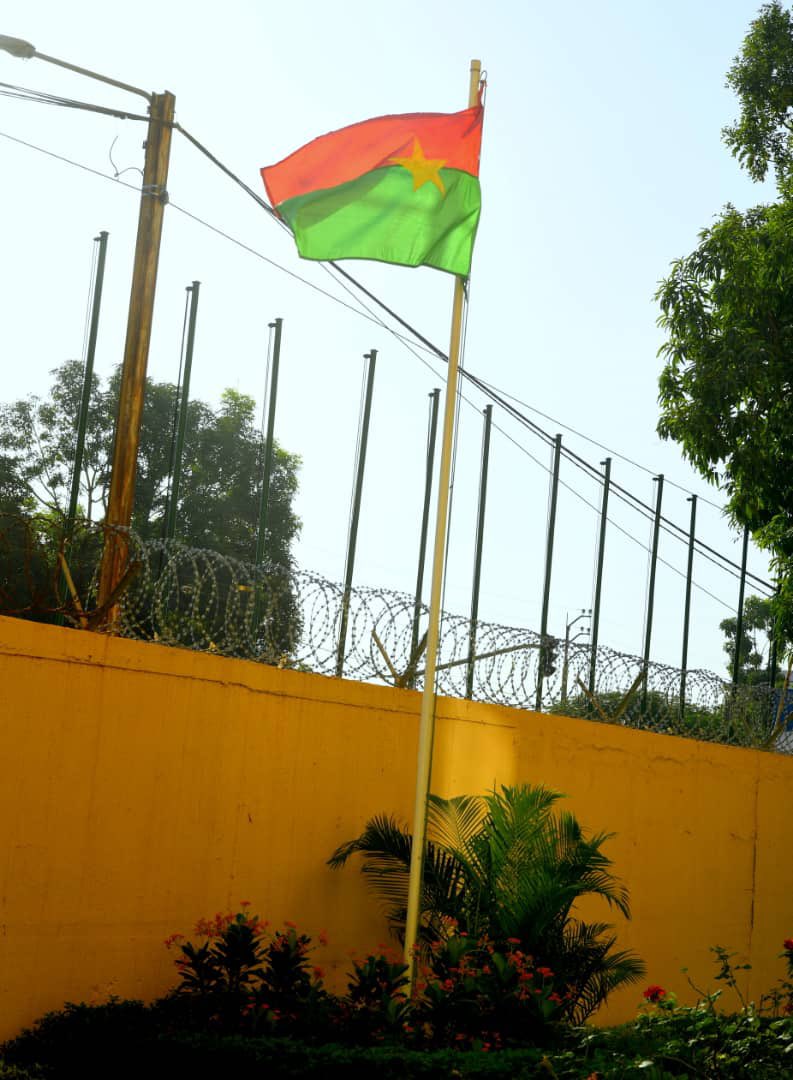 BurkinaMae's tweet photo. Journée du Drapeau et des Symboles du #Faso : le ministre #AlphaBarry invite le personnel du ministère à garder les couleurs nationales à portée de main.
https://t.co/SUzkDp5Hu8 https://t.co/aYp9JDWeGA