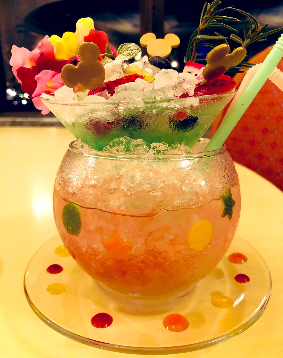 SunBeautifulSea's tweet photo. ベッラヴィスタ・ラウンジ🌊✨
いつも心を込めて作ってくださるのですが、今宵は更にスペシャルなカクテル…🎁✨
もうね、運ばれてきた途端、空気1,000,000ℓぐらい飲み込んだよぅ〜😂💕✨
キラキラクリスタルをイメージされたそうで、ジュエリーBOXのようなお庭💖✨そしてなんと二層✨
ほんと感謝😂💕 https://t.co/QyJoNyjJdd