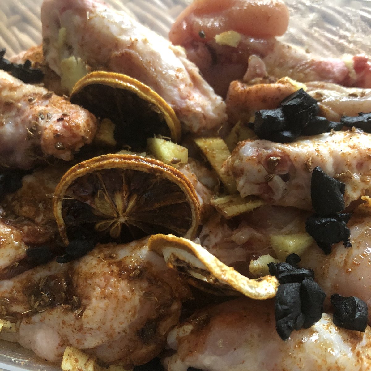 YNSTMrecetas's tweet photo. Marinado de alitas y muslitos de pollo, el #hermanopollo que no falte 😂. Loomi (limón negro), ajo negro, jengibre, harissa y su aceite de oliva. Ahí ha estado el pollo cogiendo saborcito, a ver qué tal sale. https://t.co/nA1gG1lGJE