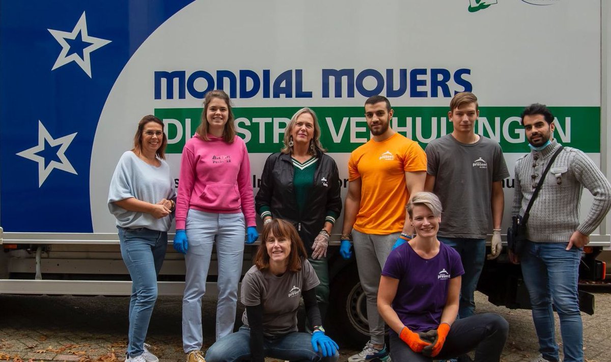 Verhuisfamilie's tweet photo. Vele handen maken licht werk! Dat bleek maar weer eens toen er op één dag maar liefst twee verhuizingen werden uitgevoerd. De Verhuisfamilie is er voor mensen die noodgedwongen moeten verhuizen, maar niet de middelen en het netwerk hebben: https://t.co/8diPUghDm1 https://t.co/pBvd257Dyj