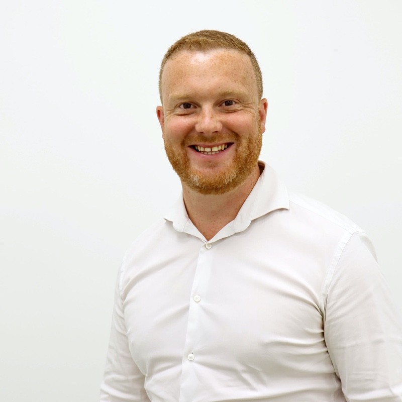 The_CEOSLEEPOUT's tweet photo. Introducing this this great guy - business owner Michael Taylor of @ContegoResponse 

Joining us for his THIRD #CEOsleepout #Darlington

Michael joins the ranks of our #leaderwithpurpose after implementing the Living Wage across his workforce. Thank you Mike! https://t.co/hOWKvSFqkY