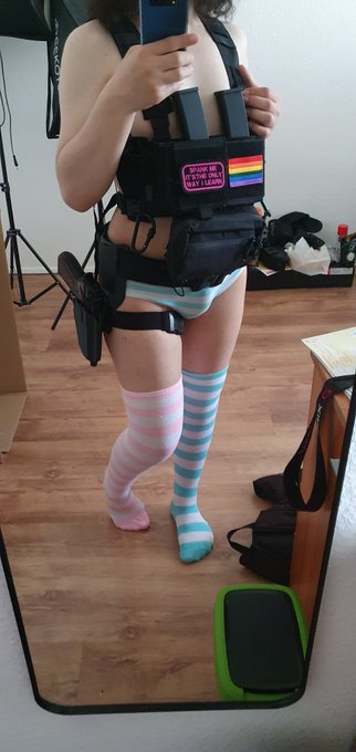 1 pic. A new player has entered the game. Hi I'm Kau. I like airsoft and dick. ^.^
#nsfw #nsfwtwt #bulge