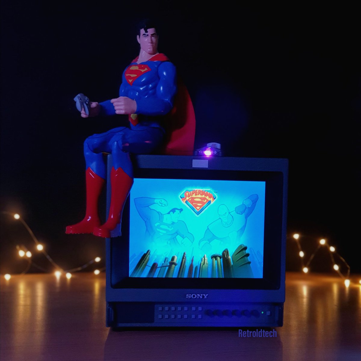 Retroldtech's tweet photo. Superman didn't quite enjoy his Halloween as he was forced to play Superman64 all night long... so scary! 😱😖🥴😵
#superman #superman64 #nintendo64 #n64 #sonypvm #pvms #pvm #pvmmonitor #sonycrt #16scale #onesixthscale #actionfigures #toyphotography #toyphoto #retrogaming https://t.co/x4BWiQE030
