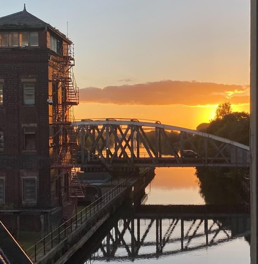 You have to time it just right to get this shot 🤩 #manchestershipcanal #sunsetphotography #northerennarrowboaters #boatsthattweet #CRT #narrowboatlife