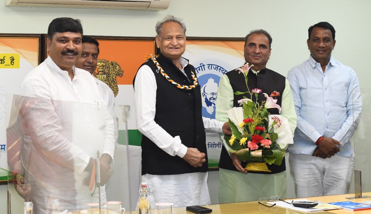 ashokgehlot51's tweet photo. मंत्री शांति धारीवाल जी, डॉ रघु शर्मा जी, लालचंद कटारिया जी, टीकाराम जूली जी, अर्जुन बामनिया जी, अशोक चांदना जी, डॉ सुभाष गर्ग जी एवं विधायक महेंद्र चौधरी जी, शकुंतला रावत जी, रीटा चौधरी जी, अमित चाचाण जी, अशोक बैरवा जी, कांग्रेस नेता धर्मेंद्र राठौड़ जी, दिनेश खोड़निया जी
1/2 https://t.co/lKVg5nTAC3