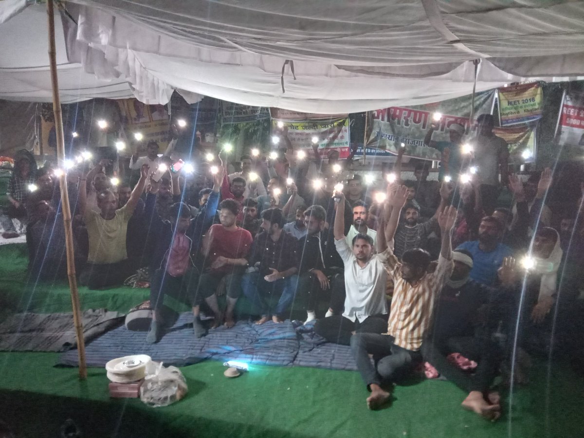 TheUpenYadav's tweet photo. पिछले 20दिन से शहीदस्मारक पर बेरोजगारों की विभिन्न मांगों को लेकर आंदोलन चल रहा है कुछ मांगे हमारी जरूर पूरी हुई है
लेकिन काफी मांगे अभी भी अधूरी है जिनको लेकर लगातार हमारा संघर्ष जारी रहेगा 
कल और दीपावली के दिन युवा बेरोजगार विरोध स्वरूप खाना नहीं खाएंगे
@ashokgehlot51
@RajCMO https://t.co/yqF2Io0DAv