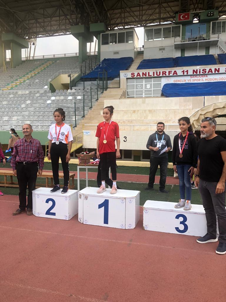 MemHarran's tweet photo. İlçemizi temsilen yarışa katılan Gazlıkuyu Ortaokulu'ndan Rahile Ergin adlı öğrencimiz yıldız kızlar kategorisinde Şanlıurfa https://t.co/0gv2uaWhUk olarak Ankara 10 Kasım Koşularına katılmaya hak kazandı. Kendisini ve yarışa hazırlayan öğretmenimizi tebrik ederiz .
@cihatkoc61 https://t.co/SL94Ir5ZVW