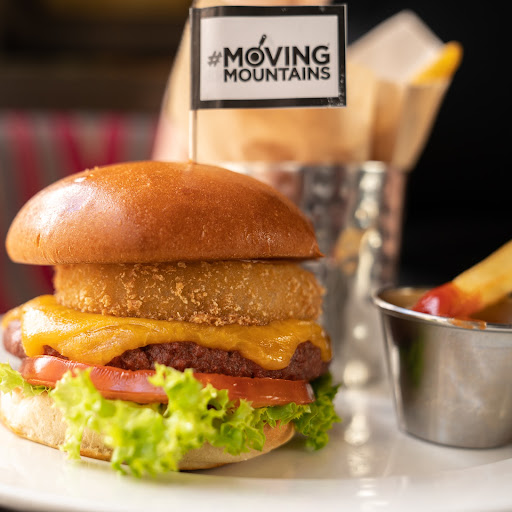MMountainsFoods's tweet photo. The cheese melt 🤤
The onion ring 🤤
The Moving Mountains ¼ lb Burger 🤤🤤🤤

#movingmountains #veganburger #plantbaseddinner #foodporn https://t.co/lb1ps3ByQZ