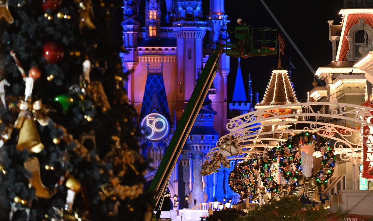 ParquesOrlando's tweet photo. Llegó la Navidad a #Disney. Mira la preparación de #MagicKingdom quien en una noche pasó de la decoración de Halloween a la navideña. Pura magia!#disneyparks #WaltDisneyWorld  #parquesdedisney https://t.co/ad0hkRDxoS