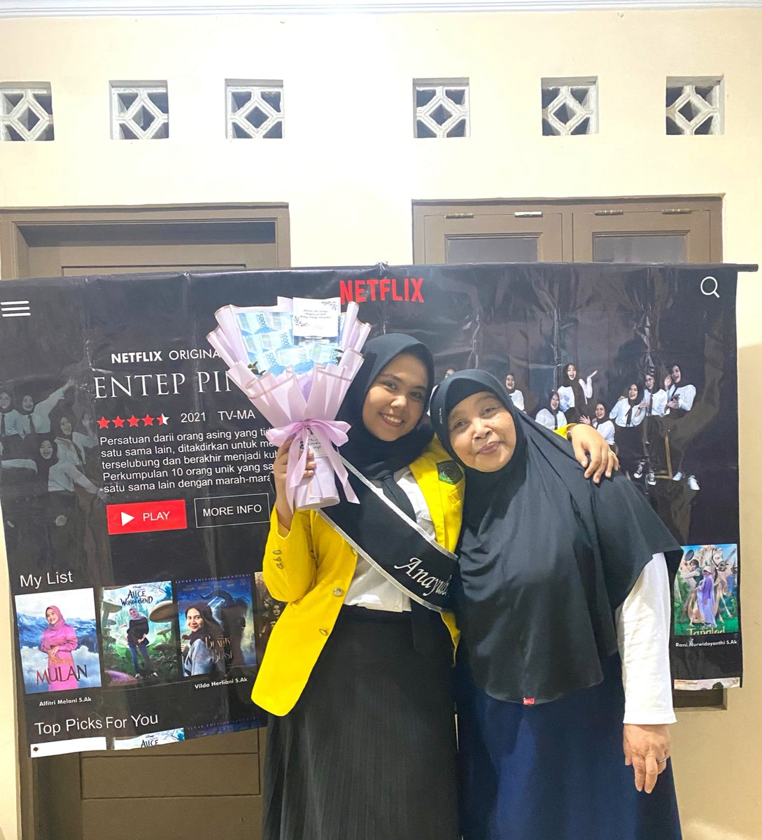 anayuliayu's tweet photo. Bu…anak bungsunya udah sarjana, ibu hebat banget semenjak ditinggal bapa ibu masih bisa sekolahin ketiga anaknya sampe sarjana, ibu orang paling kuat yang pernah ayu tau, ibu orang yang paling baik, paling sayang sama ayu begitupun sebaliknya https://t.co/i9jchrqAYS