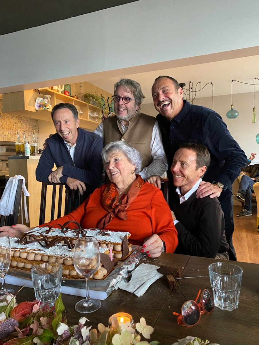 Vincent FERNIOT (@vincentferniot) on Twitter photo Rare photo de ma mère #ChristianeCollange et ses quatre fils réunis pour la fêter… 
L’an passé pour ses 90 ans nous étions réunis à l’hôpital mais chacun notre tour en combi stérile… et personne ne pensait la fêter de nouveau. On s’était dis adieu.
Mom #covidsurvivor Rare photo de ma mère #ChristianeCollange et ses quatre fils réunis pour la fêter… 
L’an passé pour ses 90 ans nous étions réunis à l’hôpital mais chacun notre tour en combi stérile… et personne ne pensait la fêter de nouveau. On s’était dis adieu.
Mom #covidsurvivor