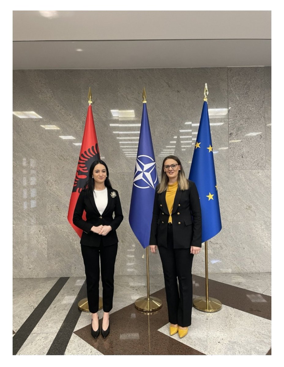 МНР: Потпишување на изјави со Република Македонија го нарушува меѓународниот углед на земјата.
Во меѓувреме угледот пуштен на Најјако:⬇️
👉Фатмире Исаки (десно) е заменик министер за надворешни работи и ревносно брани угледот на Македонија со сликање со албанското знаме❗