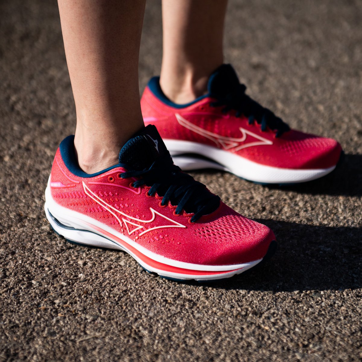 mizunoiberia's tweet photo. La nueva Wave Rider 25 te ofrece un increíble nivel de suavidad, amortiguación y reactividad gracias a la tecnología MIZUNO ENERZY 🔥

En este tuit puedes ver los colores disponibles para mujer 🏃

Más info y colores para hombre ▶ https://t.co/K6Ffhqtpco

#Mizuno #Running https://t.co/FRiM8uxteE