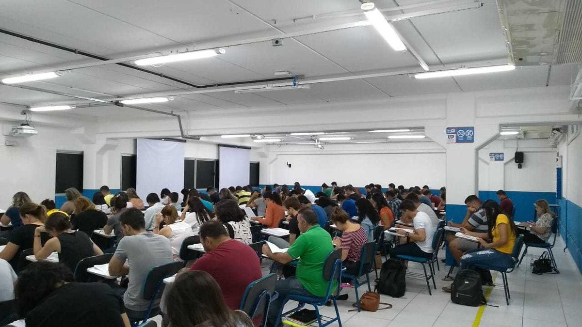 JorgeLutif's tweet photo. Foto clássica em dia de aplicação de prova em minhas turmas de CONTÁBEIS com mais de 80 alunos em sala ... https://t.co/MJjZVnjmgL