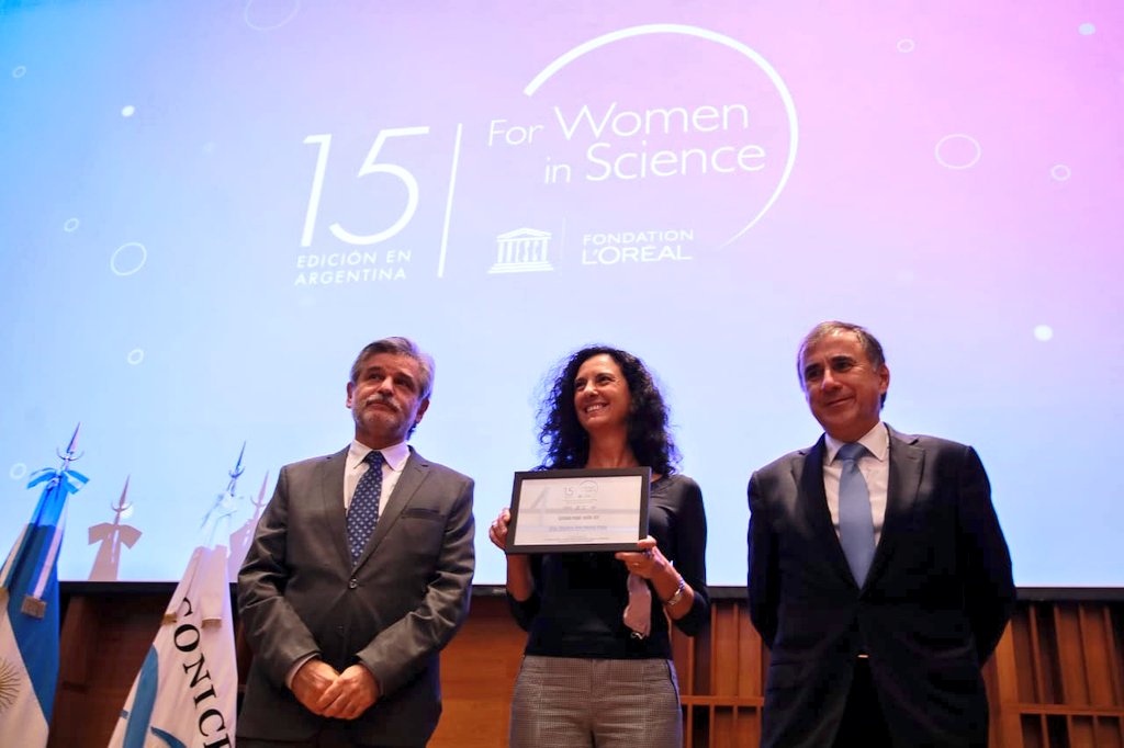 FilmusDaniel's tweet photo. ¡Felicitaciones!🏅
La investigadora Haydee Ana María Viola recibió el el Premio Nacional @lorealargentina - @UNESCO en colaboración con @CONICETDialoga

Nos llena de orgullo entregarle la distinción. Seguiremos trabajando por la igualdad de género.
#PorLasMujeresEnLaCiencia https://t.co/6VfEYSsnF3