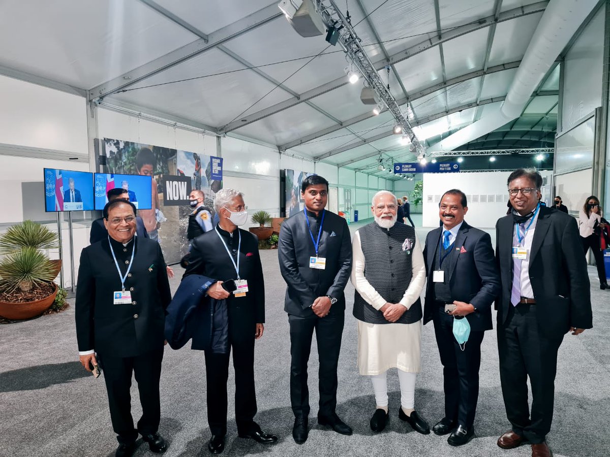 sanjayjaiswalMP's tweet photo. आज ग्लासगो, स्कॉटलैंड में देश के यशस्वी प्रधानमंत्री आदरणीय @narendramodi जी से मिलना हुआ। यह बेहद सुखद, ऐतिहासिक और अभूतपूर्व पल रहा कि प्रधानमंत्री जी का सानिध्य भारत के अलावा विदेश की धरती पर भी मिला। इस दौरान मा. विदेश मंत्री डॉ @DrSJaishankar जी भी साथ में रहें।

#COP26 https://t.co/iQOs69hAor