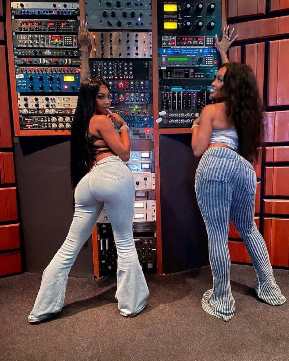 SZACRAVE's tweet photo. “No Love” — Summer Walker + SZA, Friday, Nov. 5th. https://t.co/eFSEJY23cS