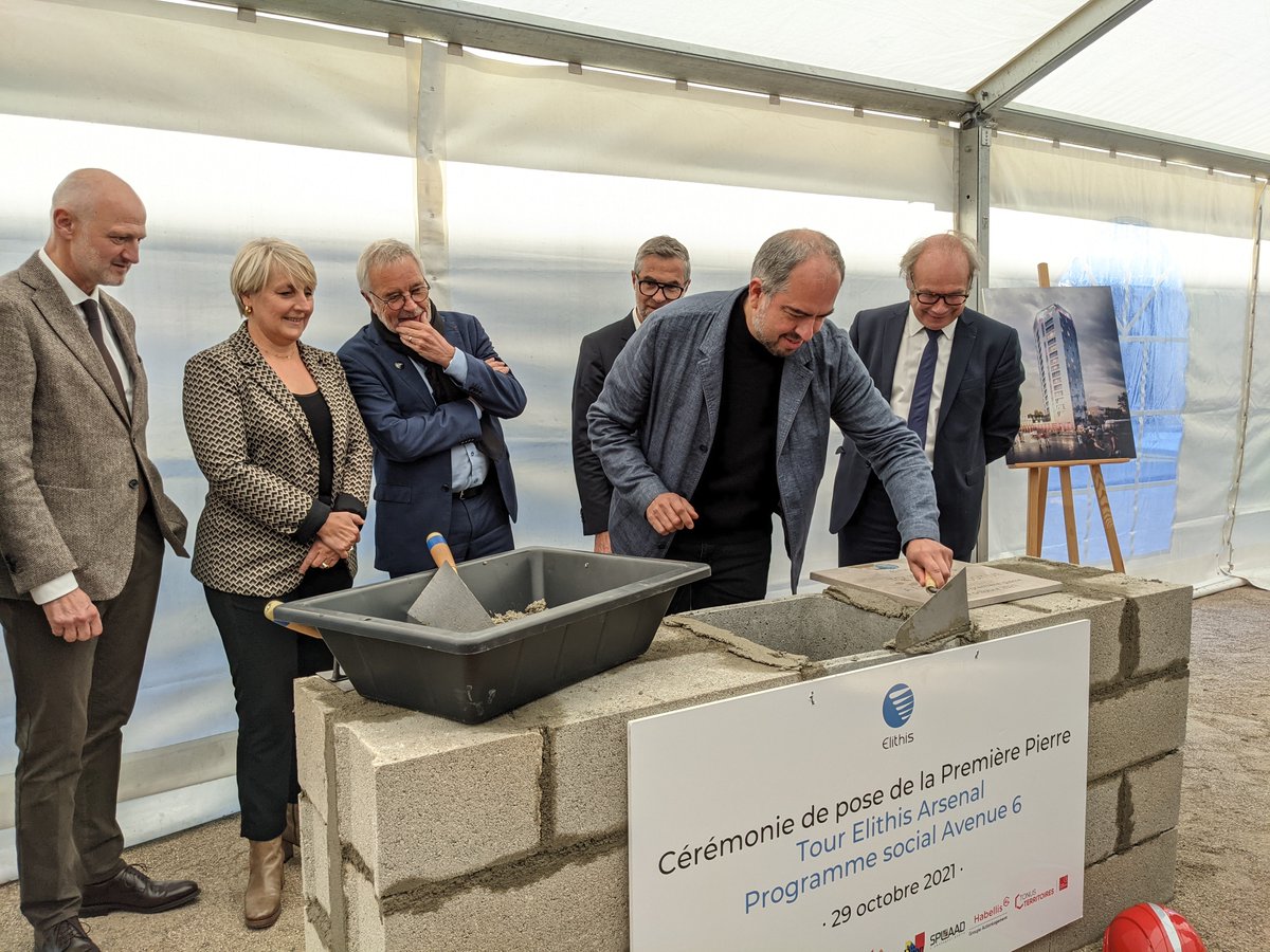 ArteCharpentier's tweet image. ÉVÉNEMENT//
Vendredi 29 midi, à Dijon, Elithis Groupe et ses partenaires posaient symboliquement la première pierre de la tour Arsenal à #ÉnergiePositive et de l&apos;ilot de logements sociaux conçus par l&apos;agence, Avenue 6. 
Une grande fierté pour l&apos;équipe ! 
arte-charpentier.com/fr/projets/nou…