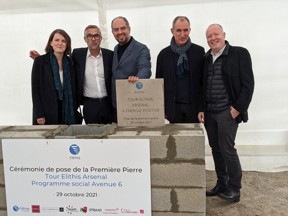 ArteCharpentier's tweet image. ÉVÉNEMENT//
Vendredi 29 midi, à Dijon, Elithis Groupe et ses partenaires posaient symboliquement la première pierre de la tour Arsenal à #ÉnergiePositive et de l&apos;ilot de logements sociaux conçus par l&apos;agence, Avenue 6. 
Une grande fierté pour l&apos;équipe ! 
arte-charpentier.com/fr/projets/nou…